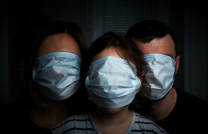 По какой причине большинство из нас носит медицинские маски не той стороной