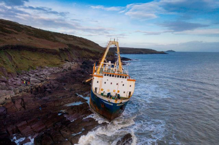 После долгих скитаний «корабль-призрак» прибило к берегам Ирландии: Что это за судно на самом деле