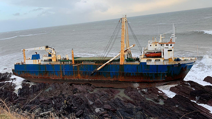После долгих скитаний «корабль-призрак» прибило к берегам Ирландии: Что это за судно на самом деле