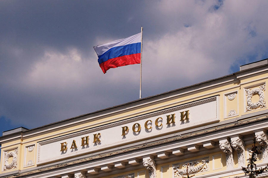 Пятничная передышка: курс доллара на Московской бирже опустился ниже 73 рублей