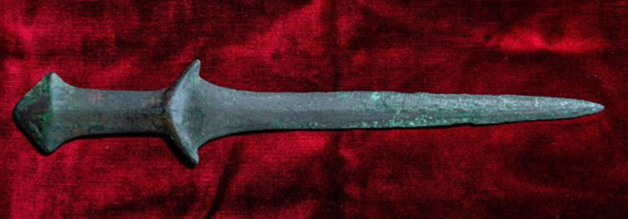 В итальянском монастыре обнаружили самый древний меч в мире: Что известно о происхождении бесценного артефакта