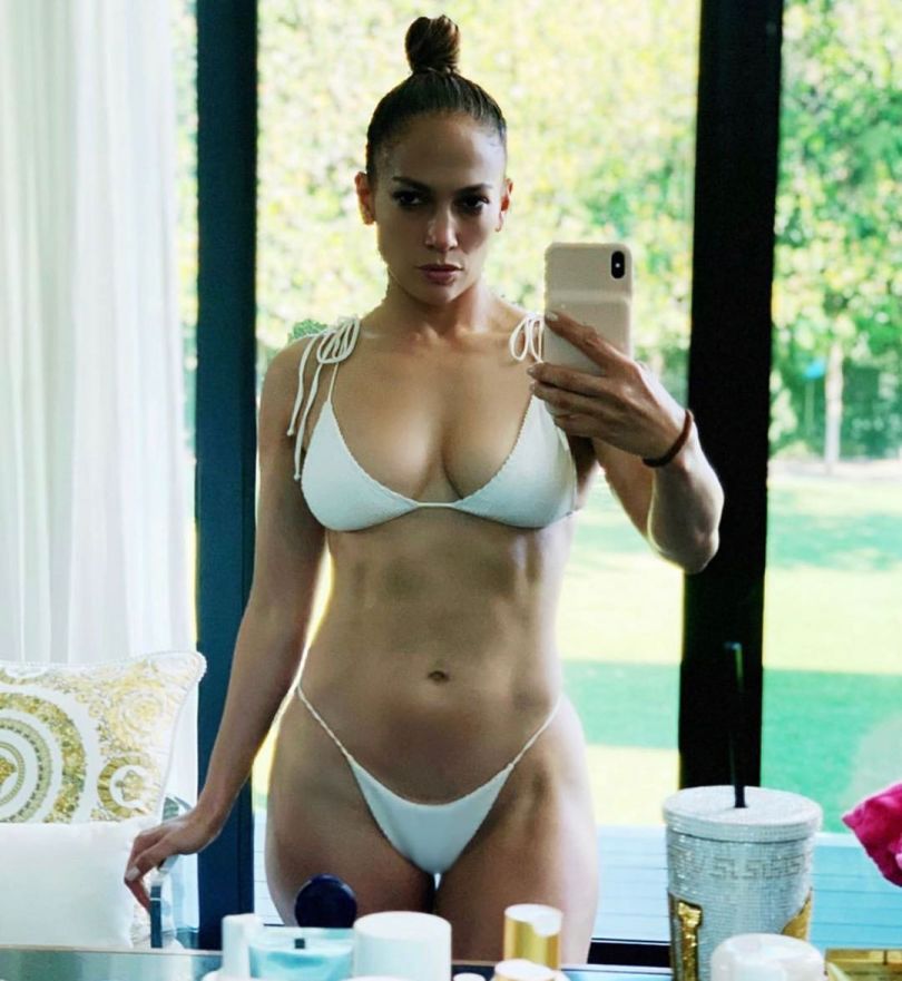 Идеальная! 50-летняя Дженнифер Лопес засветила пышную грудь в купальнике с экстремальным вырезом