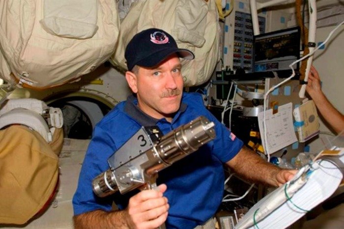 Лазерный пистолет и клюшка для гольфа: оружие, которое астронавты брали с собой в космос