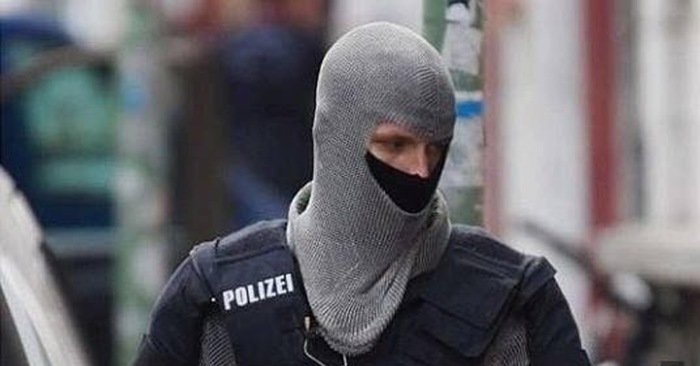 Назад в средневековье: для чего немецкую полицию принялись облачать в кольчуги