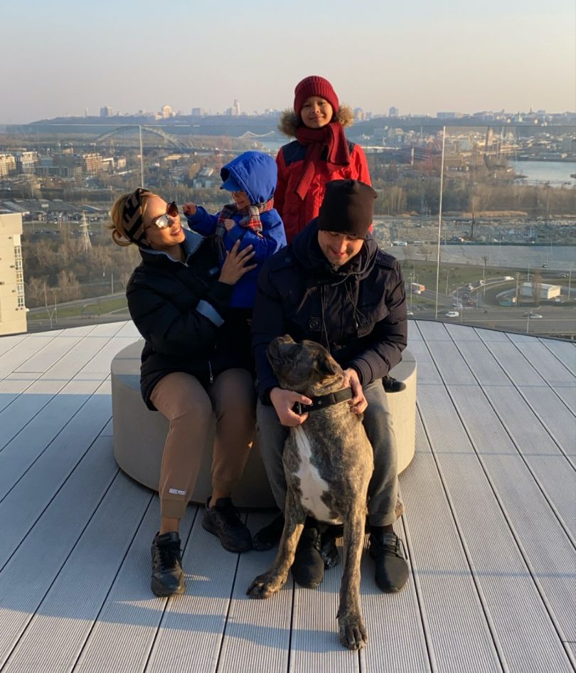 Виктория Батуи поделилась домашним фото с мужем и сыновьями
