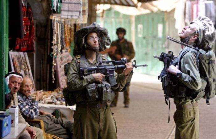 Зачем израильские солдаты носят на головах какие-то мешки