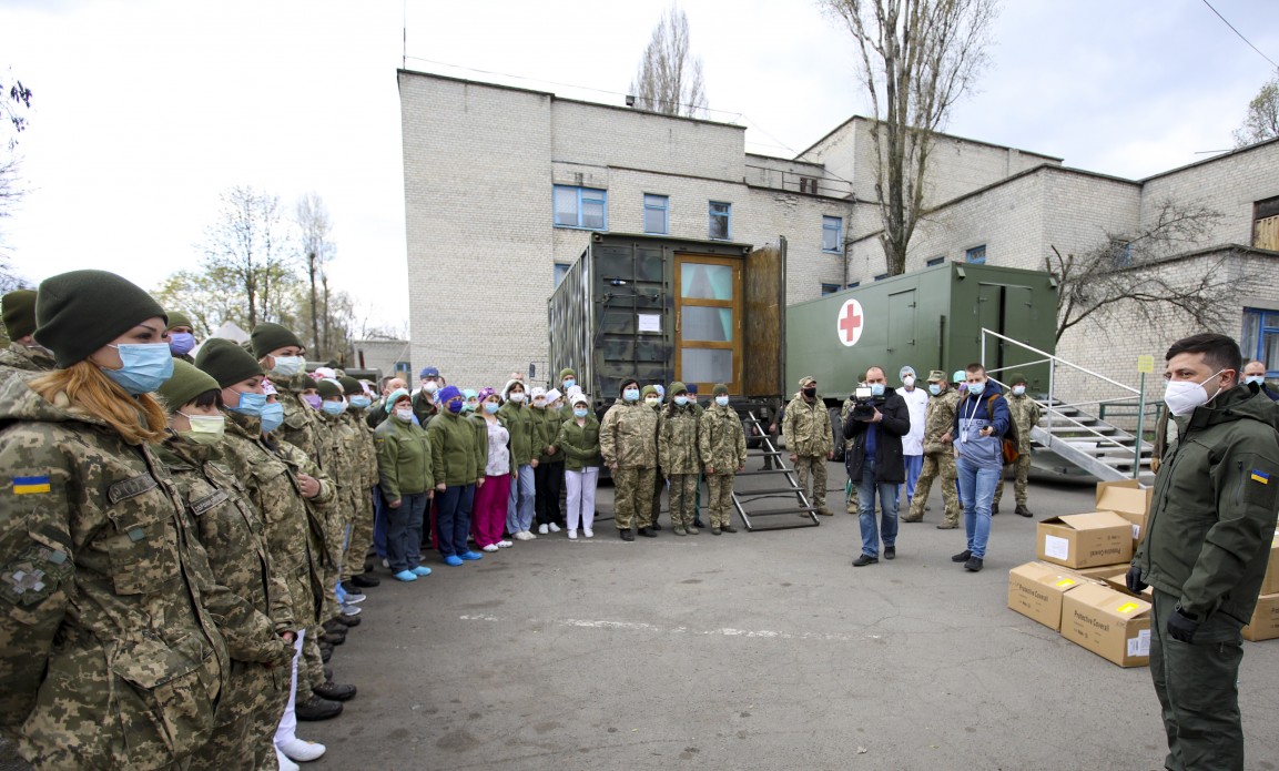 Зеленский на Донбассе посетил госпиталь для военных с COVID-19: подробности и фото