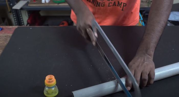 Как превратить ненужную пластиковую канистру в полезную на даче лейку
