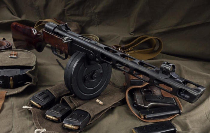 Почему у MP-40 «затвор» находится слева, если у всех остальных ПП – справа