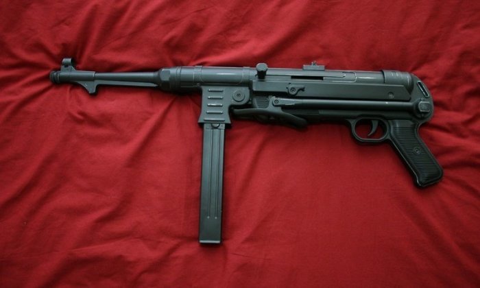 Почему у MP-40 «затвор» находится слева, если у всех остальных ПП – справа