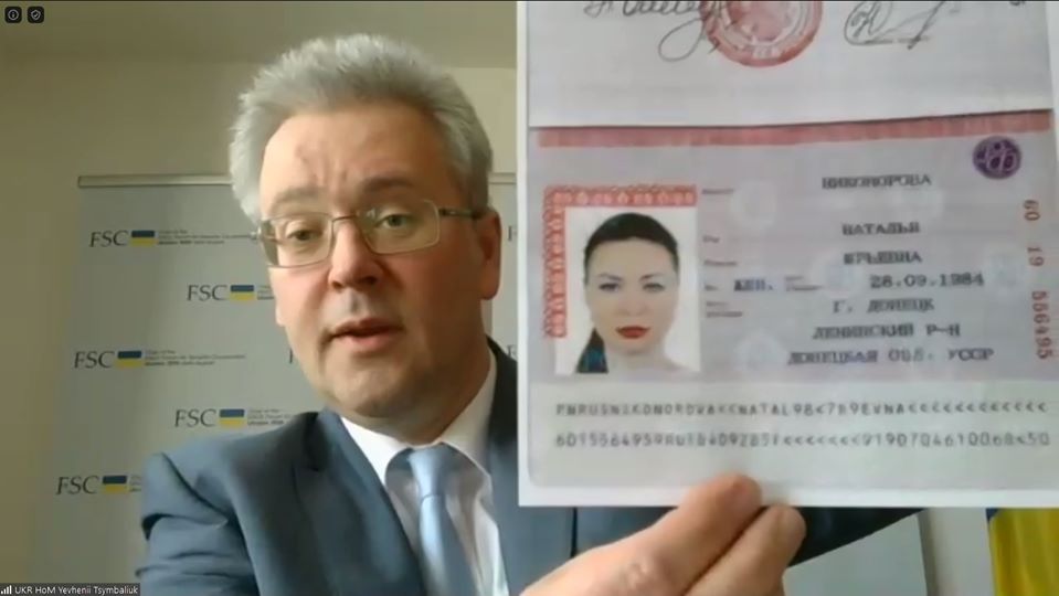 Украинские дипломаты продемонстрировали российские паспорта переговорщиков из ОРДЛО