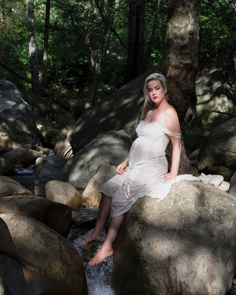 В полупрозрачном платье: беременная Кэти Перри снялась в нежной фотосессии