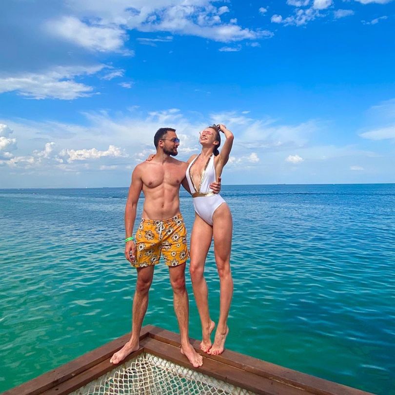 В откровенном бикини: в сети появились пикантные пляжные фото Эдгара Каминского с возлюбленной