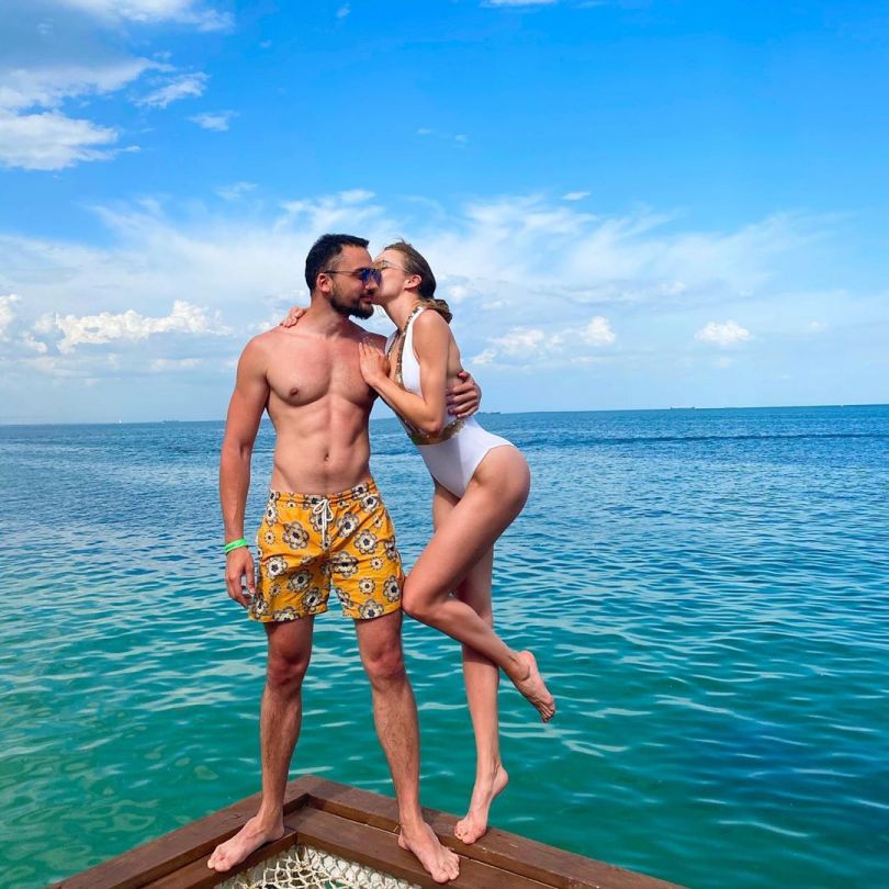 В откровенном бикини: в сети появились пикантные пляжные фото Эдгара Каминского с возлюбленной