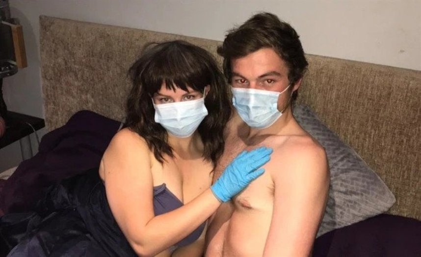 «Я так боюсь коронавируса, что мы с парнем занимаемся сексом в масках и перчатках»