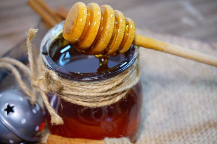 Мед засахаривается при длительном хранении: натуральный такой продукт или нет