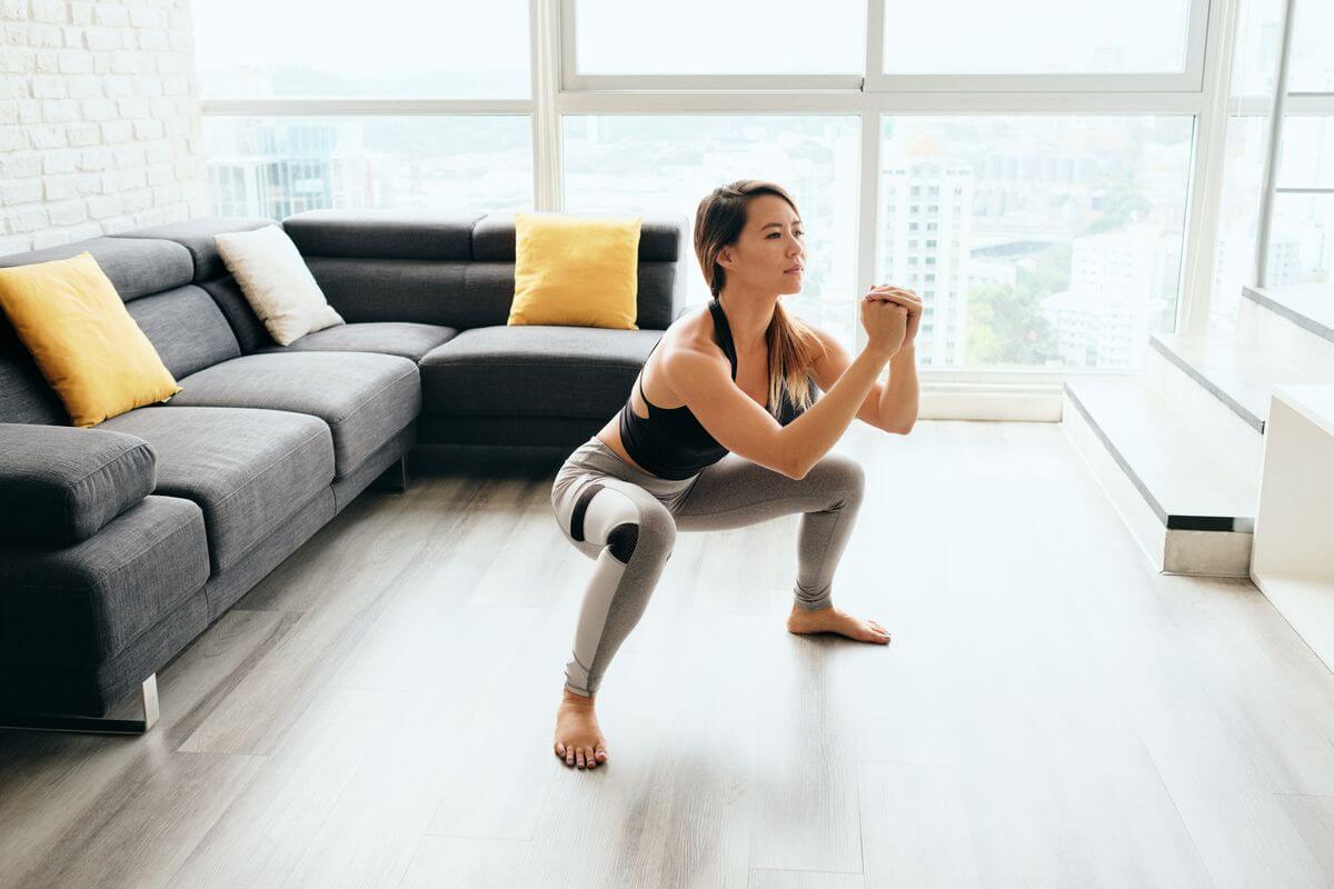 Тренировка ног и ягодиц дома — 3 базовых упражнения для женщин
