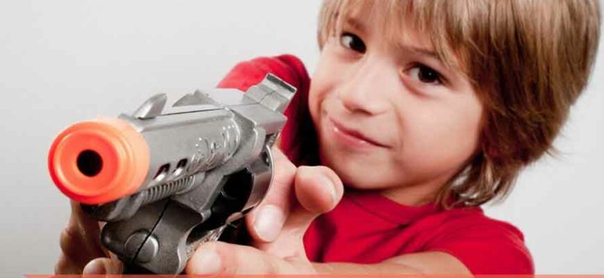 Почему мальчикам нравится играть детским оружием?